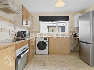 Kuchyň nebo kuchyňský kout v ubytování Spacious 3BR House in Tilbury, Driveway and Garden