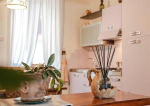 a kitchen with a table with two vases on it at La casa degli esposti in Anghiari +9 photos