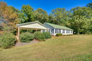 Κήπος έξω από το Peaceful and Convenient Country Retreat in Lexington