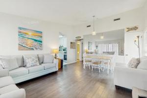 un soggiorno con un divano e un tavolo di Horizon South 23D a Panama City Beach