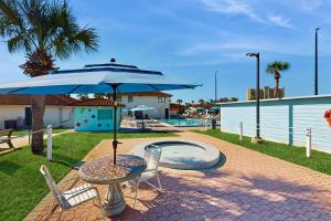 patio con tavolo, ombrellone e piscina di Horizon South 23D a Panama City Beach