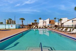 una grande piscina con sedie a sdraio in un resort di Horizon South 23D a Panama City Beach