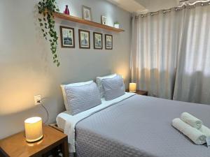 a bedroom with a bed with two towels on it at Pousada Santa Fe de Penedo in Penedo