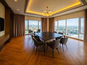 a dining room with a table and chairs at The Retrograde at The Crestmont in Manila +4 photos