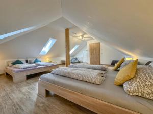 a attic bedroom with two beds and a couch at Hasn Res in Kleinwinklarn