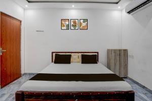 バラナシにあるHotel O Ujala Guest Houseの部屋の中に大きなベッドがある寝室 +22枚の写真