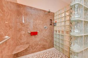 Ένα μπάνιο στο Waterfront Lake Placid Home with Private Dock! +34 φωτογραφίες