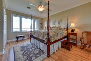 Ένα ή περισσότερα κρεβάτια σε δωμάτιο στο Waterfront Lake Placid Home with Private Dock!
