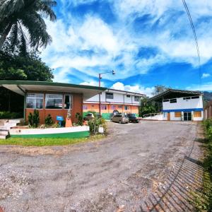 トゥリアルバにあるHotel Geliwaの道路沿いの家 +9枚の写真