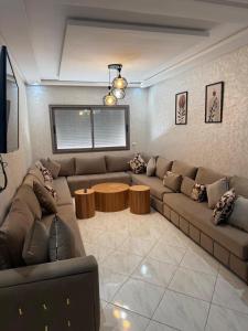 una sala de estar con un sofá y una mesa en Oualidia city, en Oualidia