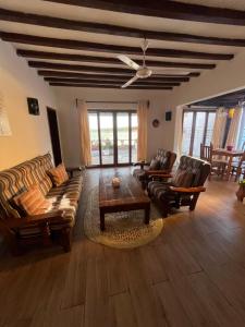 Una sala de estar con sofás y una mesa. en Malcom Ocean View Retreat, en Pongwe