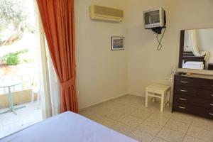 TV a/nebo společenská místnost v ubytování Vasilaras Hotel