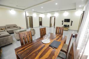 Posezení v ubytování Farm House Noida 135