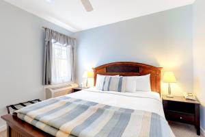 Northeast HarborにあるThe Colonels Suites Unit 1のベッドルーム1室(ベッド1台、ランプ2つ、窓付) +5枚の写真