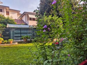 Κήπος έξω από το Casa di Amelie By Case al Lago