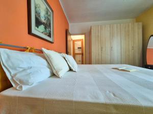 Ένα ή περισσότερα κρεβάτια σε δωμάτιο στο Casa di Amelie By Case al Lago