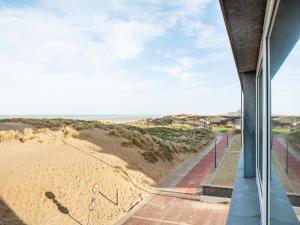 een uitzicht op het strand vanuit een gebouw bij Manderley tweede in Oostduinkerke-Bad +5 foto's