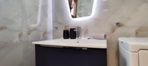 Δίκταμο في موزاكيون: حمام مع حوض أبيض ومرآة +18 صورة