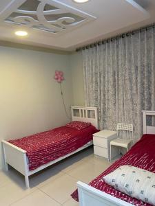 Ένα ή περισσότερα κρεβάτια σε δωμάτιο στο Al qaoud apartment