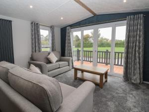 un salon avec un canapé et une table dans l'établissement Meadows Park 2, à Hull