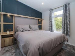 une chambre avec un grand lit et une fenêtre dans l'établissement Meadows Park 2, à Hull