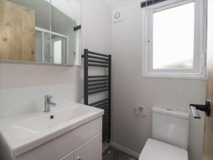 une salle de bain avec un lavabo et des toilettes et une fenêtre dans l'établissement Meadows Park 2, à Hull