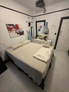 a bedroom with a large bed and a mirror at Woodside room in Sunnyside