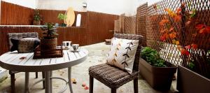 サラウツにあるALTZOAN apartamentos Boutique & Parkingのパティオ(テーブル、テーブル、椅子付)
