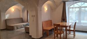 una sala de estar con una mesa y un sofá en ALTSTADT-Apartmenthaus BOGENSPERGER, en Braunau am Inn