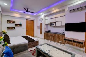 ein Wohnzimmer mit einem Bett und einem Fernseher in der Unterkunft HOTEL O ZOOM LUXURY STAY in Lonavla