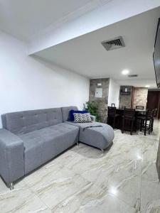 una sala de estar con un sofá y una mesa en Entire home in Lechería, Venezuela, en El Morro de Barcelona