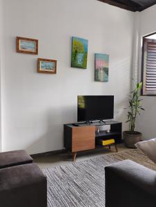 Uma TV ou centro de entretenimento em Hospedaria Su
