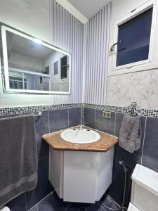 un baño con lavabo y espejo en Entire home in Lechería, Venezuela, en El Morro de Barcelona 6 fotos más