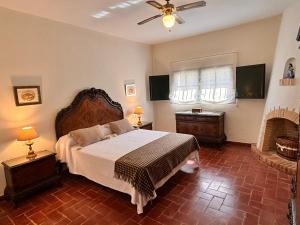 Ένα ή περισσότερα κρεβάτια σε δωμάτιο στο Casa rural Cortijo el Chamorro +22 φωτογραφίες