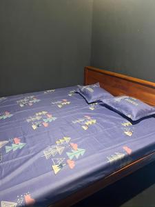 Postel nebo postele na pokoji v ubytování The Black Hut Villa