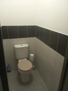 Et badeværelse på charmant T2 la soie avec place de parking + 3 billeder