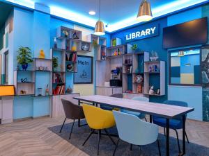 a dining room with a table and chairs at Aparthotel Adagio Access Kiel City in Kiel