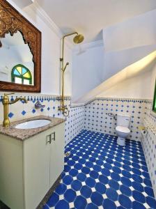 タンジェにあるAMY Brothers Apartmentsの青と白のバスルーム(洗面台、トイレ付)