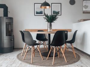 a table and chairs in a kitchen with a stove at Chalet Dolní Morava in Dolní Morava