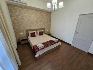 エレバンにあるYour Yerevan Homeのベッドルーム1室(大型ベッド1台、ドア付)