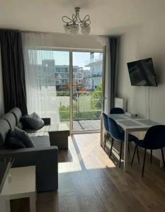 una sala de estar con un sofá y una mesa en Piastowskie Apartments, en Poznan 7 fotos más