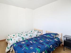 a bedroom with a bed and two pillows at Le campagnard in Gavrelle