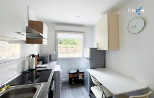 Una pequeña cocina con fregadero y ventana. en BEGE APARTMENTS PrimeWork, en Hagen 14 fotos más