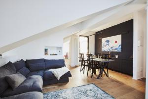 Posezení v ubytování Luxury attic with jacuzzi in Navigli