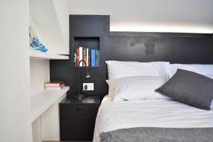 Postel nebo postele na pokoji v ubytování Luxury attic with jacuzzi in Navigli