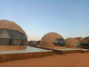 een groep koepels in de woestijn bij Wadi Rum Aviva camp in Wadi Rum
