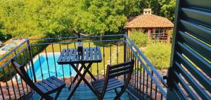 ein Balkon mit zwei Stühlen und ein Swimmingpool in der Unterkunft LaRossa House in Dobrinj