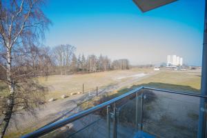 d'un balcon avec vue sur un champ de moutons. dans l'établissement Inselblume 14 - Blaue Ferienwohnung mit Balkon am Südstrand, à Burgtiefe auf Fehmarn 