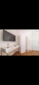 Μια τηλεόραση ή/και κέντρο ψυχαγωγίας στο Cathédrale Room's Champagne