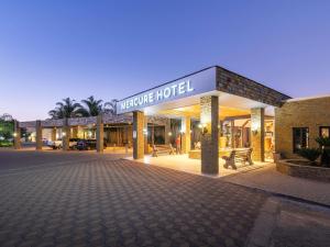 Un hotel con un cartel que dice "bienvenido al hotel" en Mercure Hotel Windhoek, en Windhoek